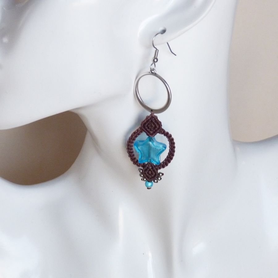 Oorbellen in micro-macramé chocoladebruin/blauw Murano glas ster