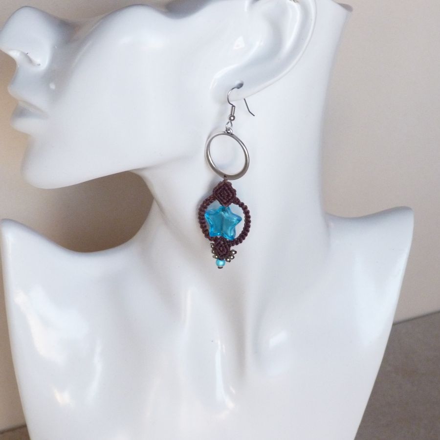 Oorbellen in micro-macramé chocoladebruin/blauw Murano glas ster