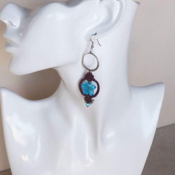 Oorbellen in micro-macram&eacute; chocoladebruin/blauw Murano glas ster