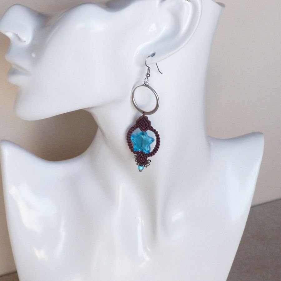 Oorbellen in micro-macramé chocoladebruin/blauw Murano glas ster