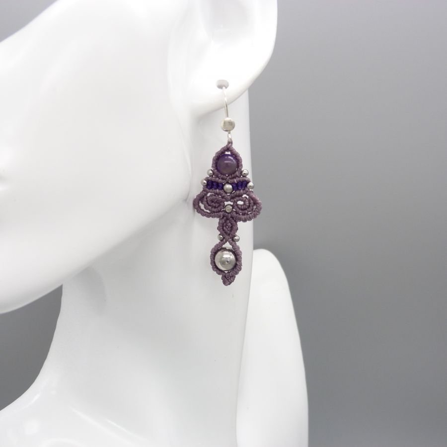 Oorbellen in micro-macramé, paarse tint