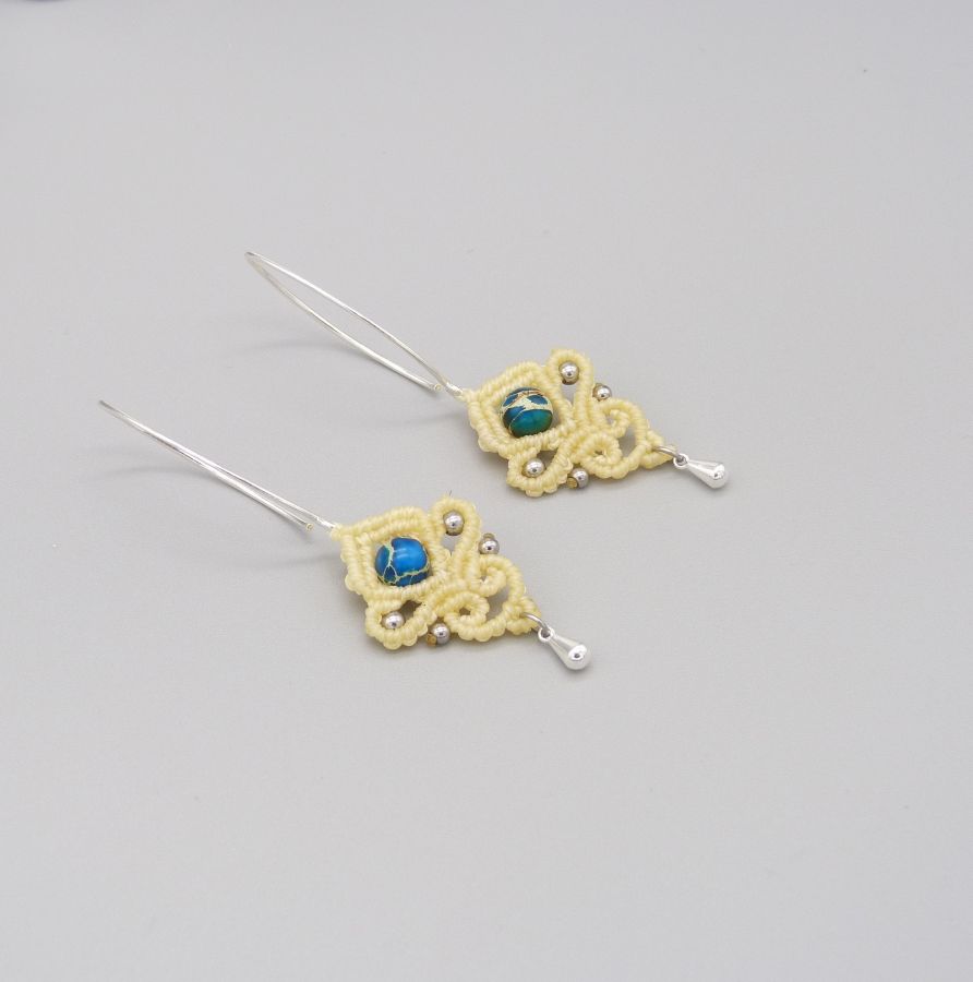 Cream micro-macramé oorbellen met aqua terra jaspis kraal