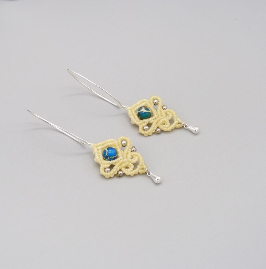 Cream micro-macramé oorbellen met aqua terra jaspis kraal