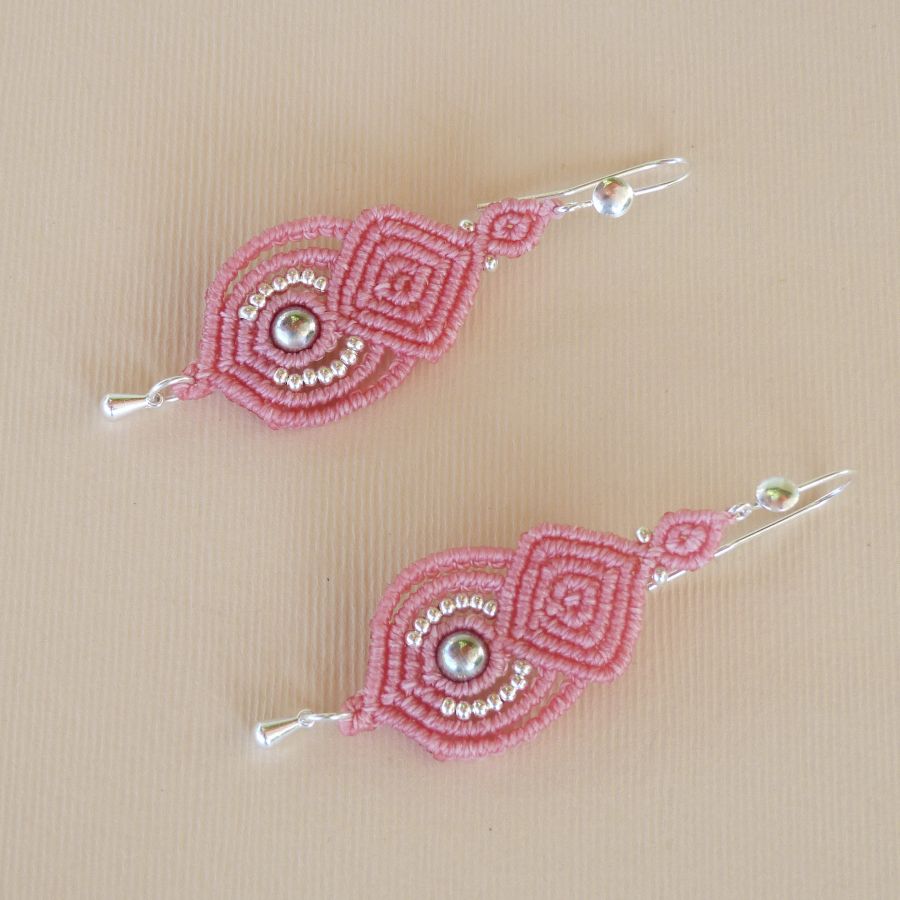 Micro macramé roze oorbellen met 925 zilveren haken