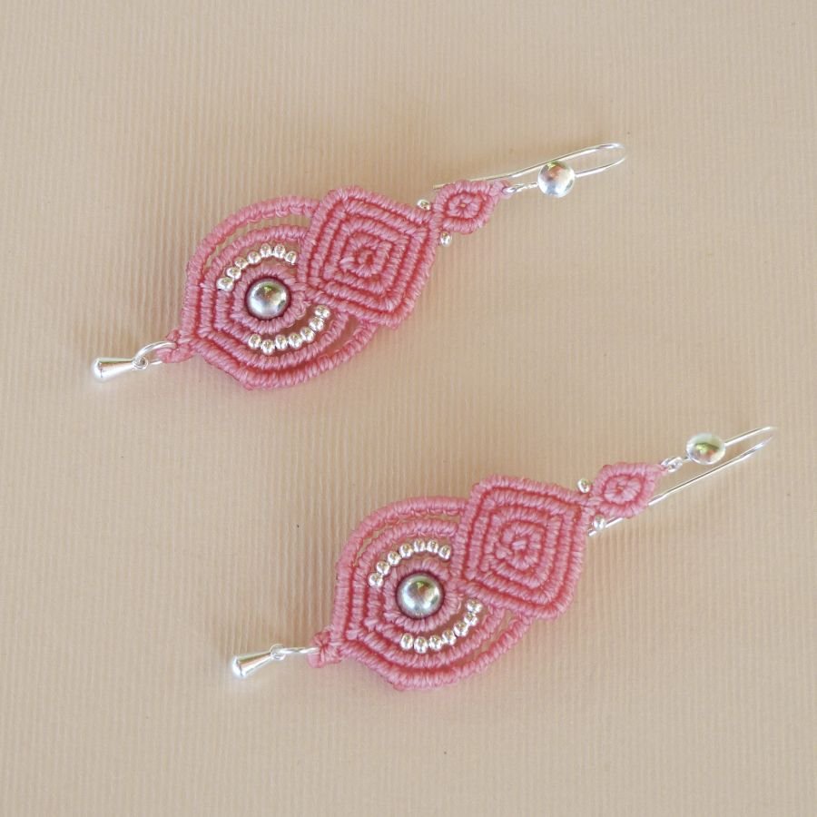 Micro macramé roze oorbellen met 925 zilveren haken