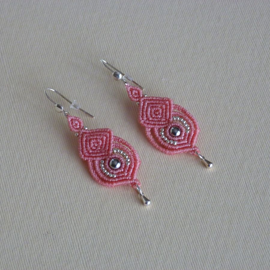 Micro macramé roze oorbellen met 925 zilveren haken