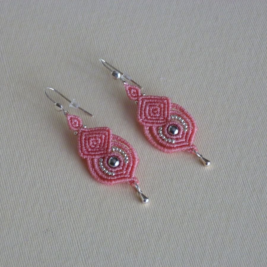 Micro macramé roze oorbellen met 925 zilveren haken