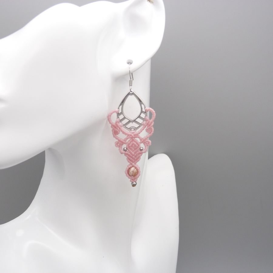 Roze micro-macramé oorbellen met een rhodochrosiet steenkraal