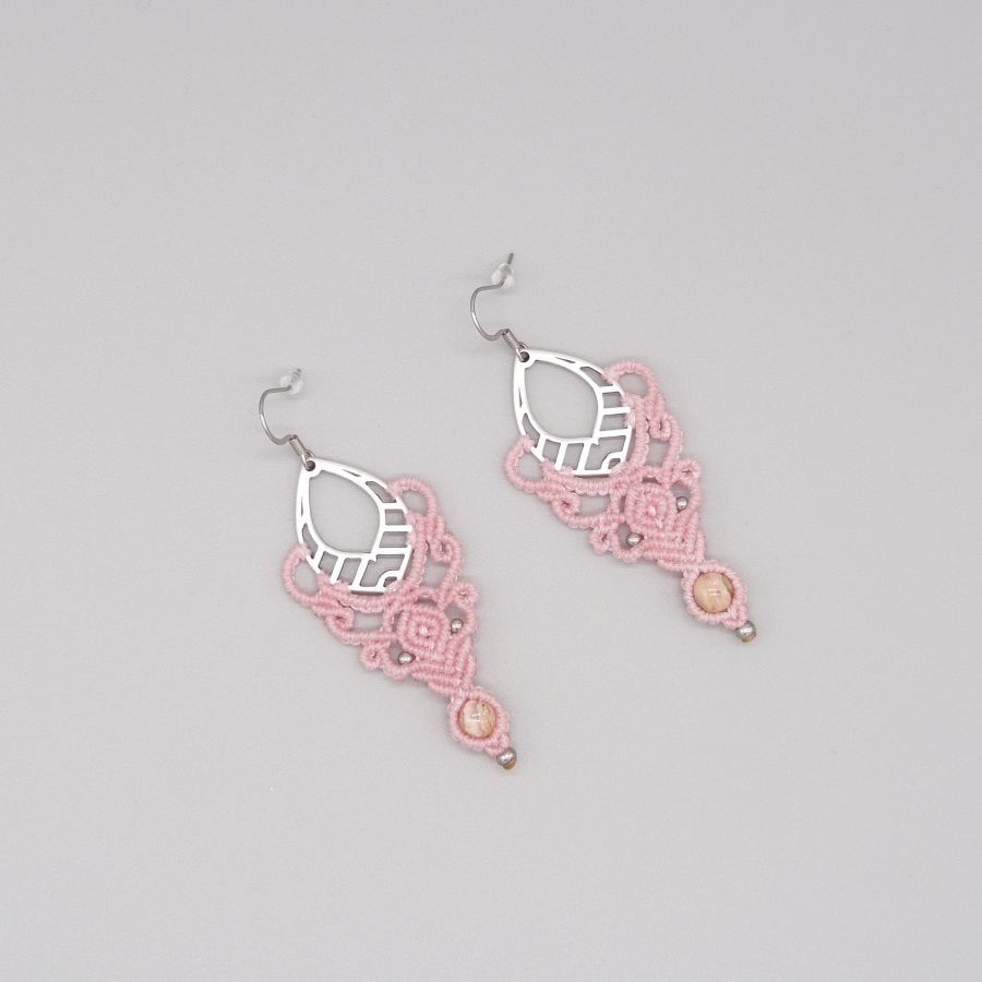 Roze micro-macramé oorbellen met een rhodochrosiet steenkraal