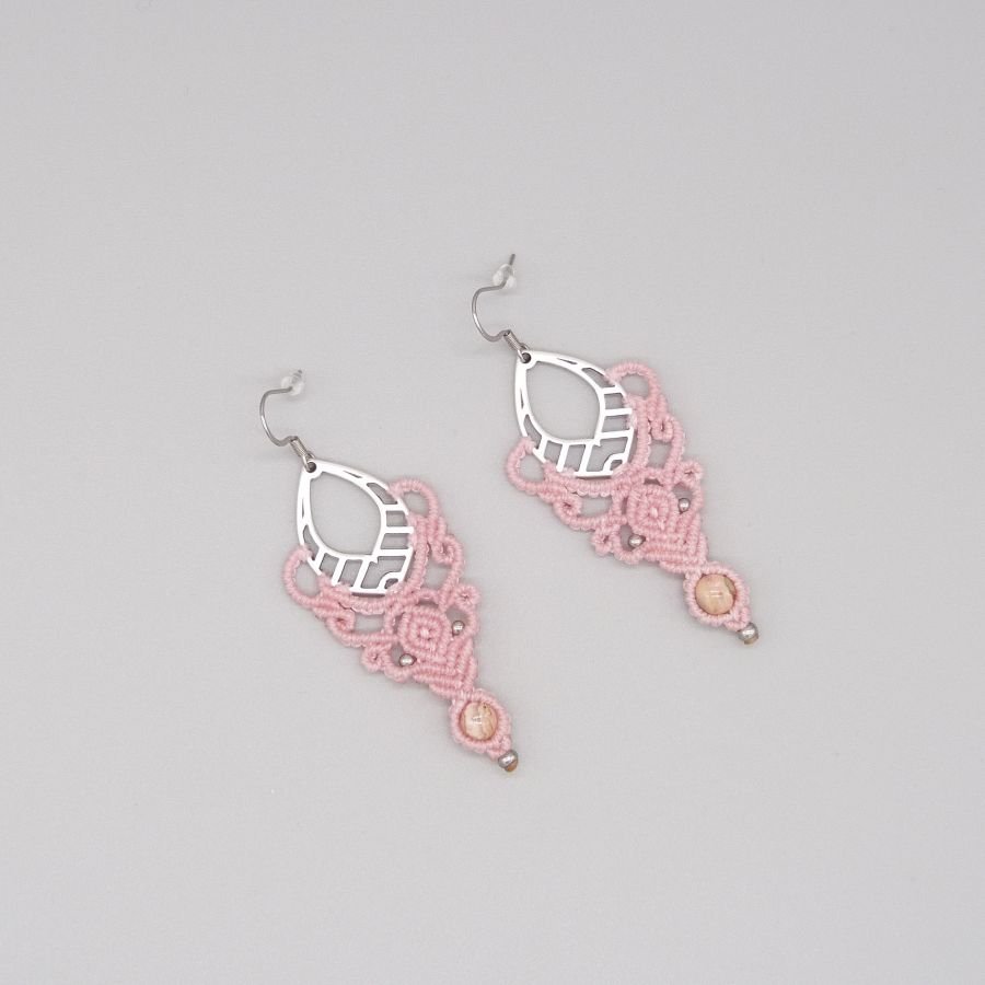 Roze micro-macramé oorbellen met een rhodochrosiet steenkraal