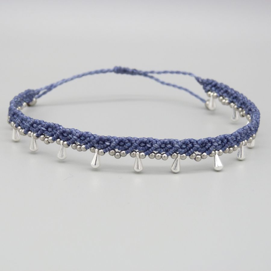 Enkelbandje in eendenblauw micro-macramé