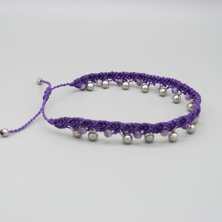 Enkelbandje in paars micro-macramé