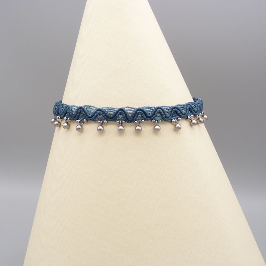 Enkelbandje in eendenblauw micro-macramé