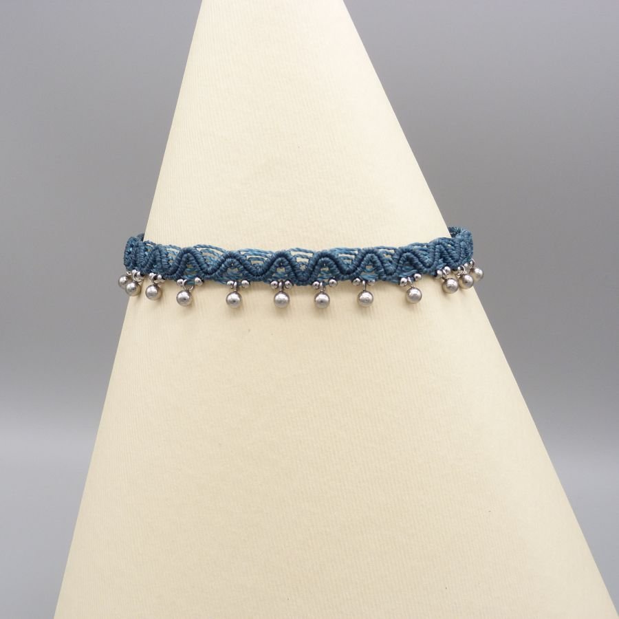 Enkelbandje in eendenblauw micro-macramé