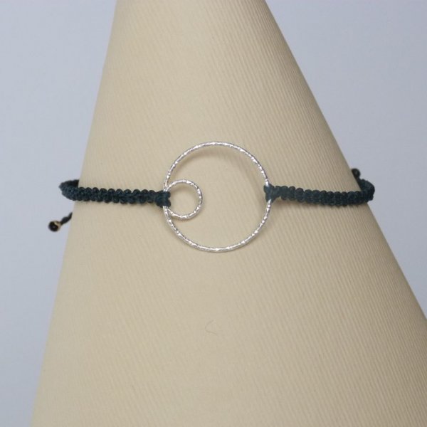 Bracelet fin en micro-macram&eacute; bleu canard avec un double-cercle en argent