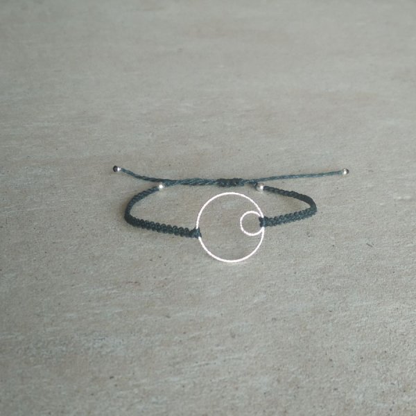 Bracelet fin en micro-macram&eacute; bleu canard avec un double-cercle en argent