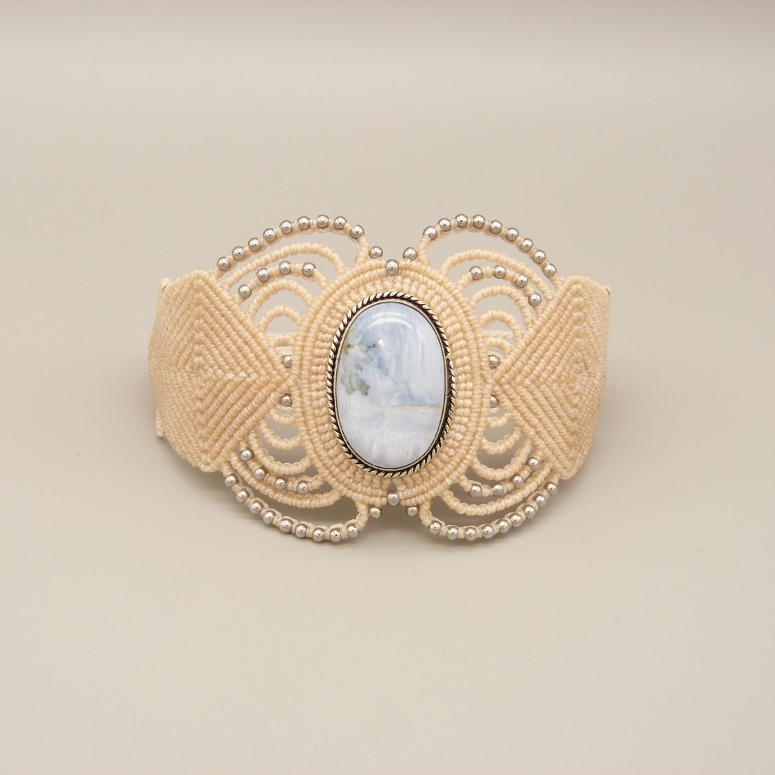 Licht beige micro-macramé armband met een agaatje