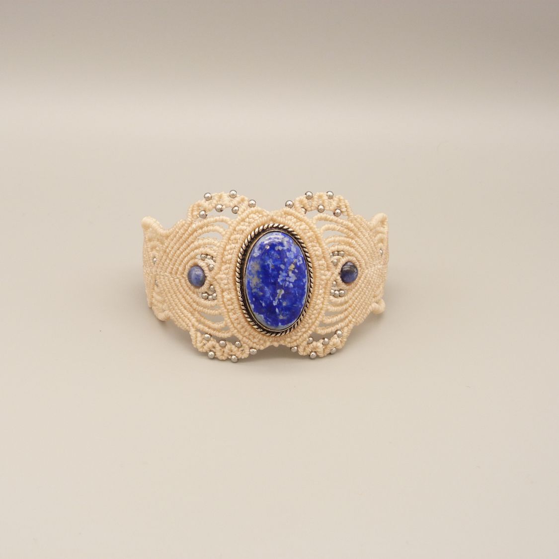 Lichtbeige micro-macramé armband met lapis lazuli