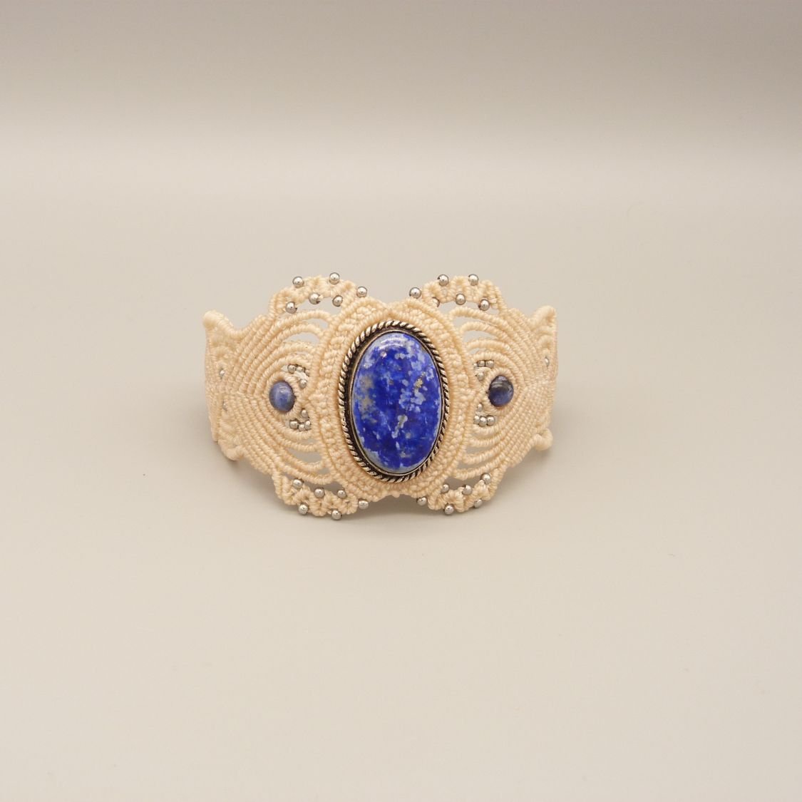 Lichtbeige micro-macramé armband met lapis lazuli