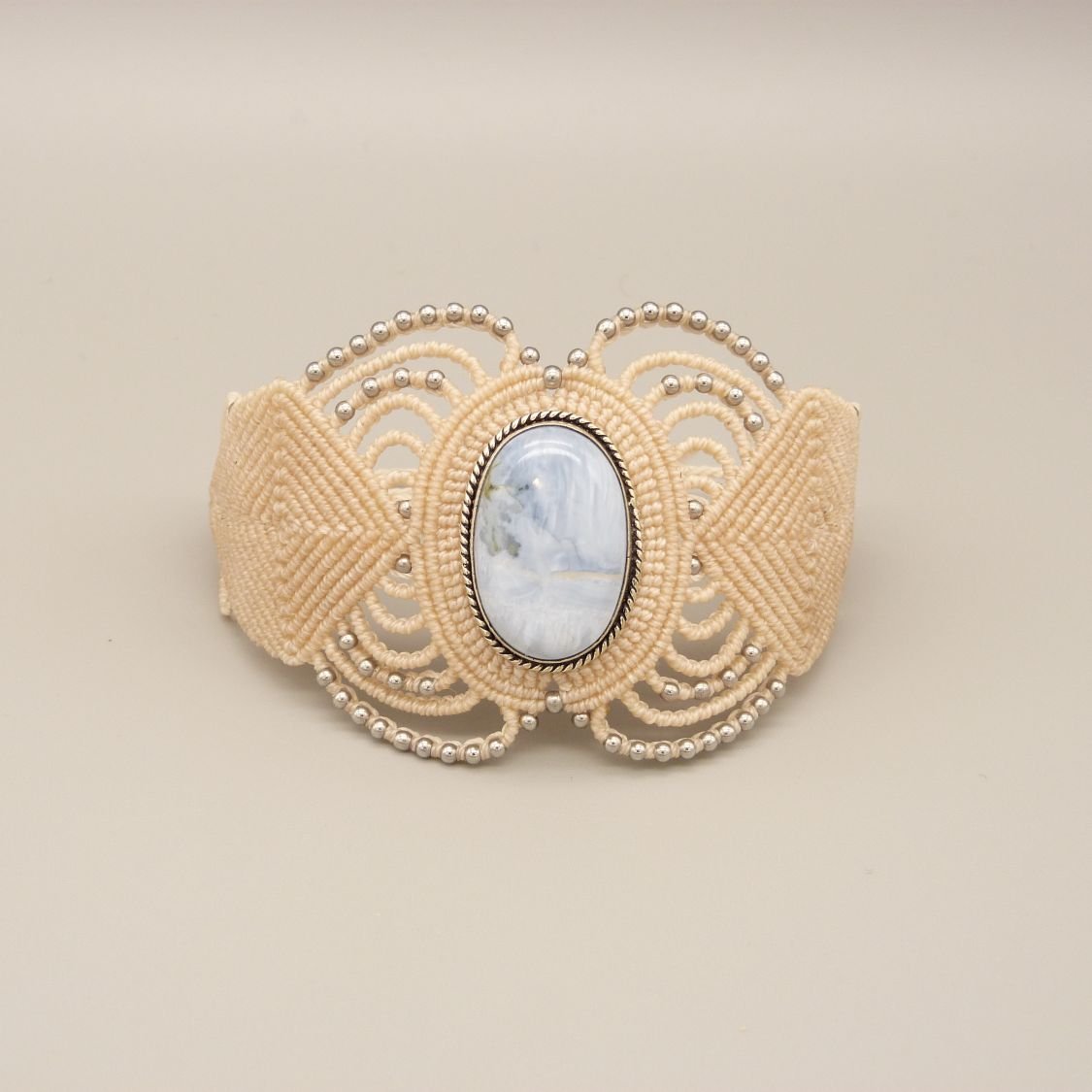 Licht beige micro-macramé armband met een agaatje