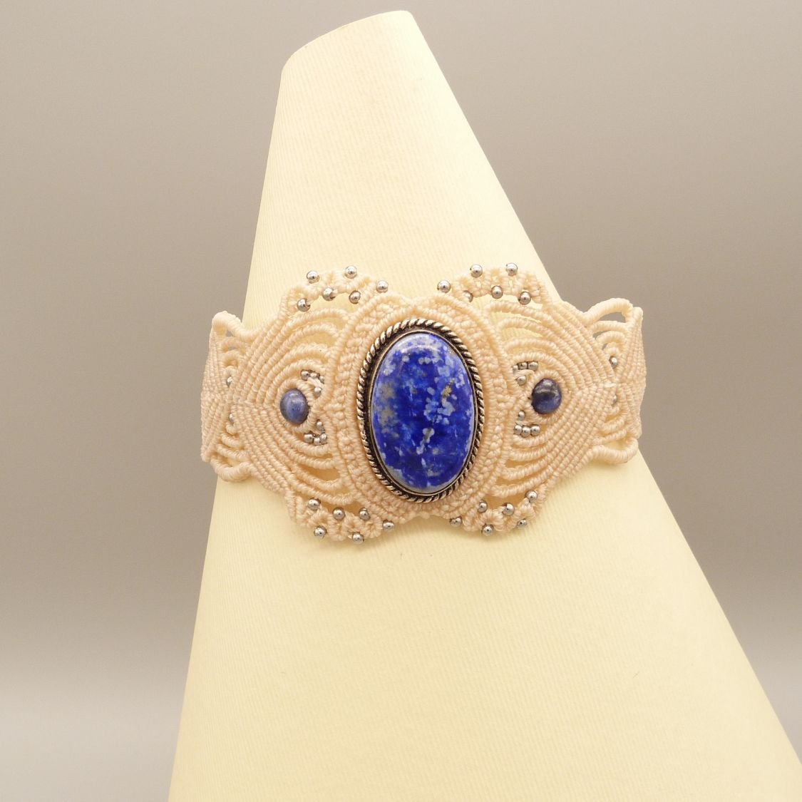 Lichtbeige micro-macramé armband met lapis lazuli