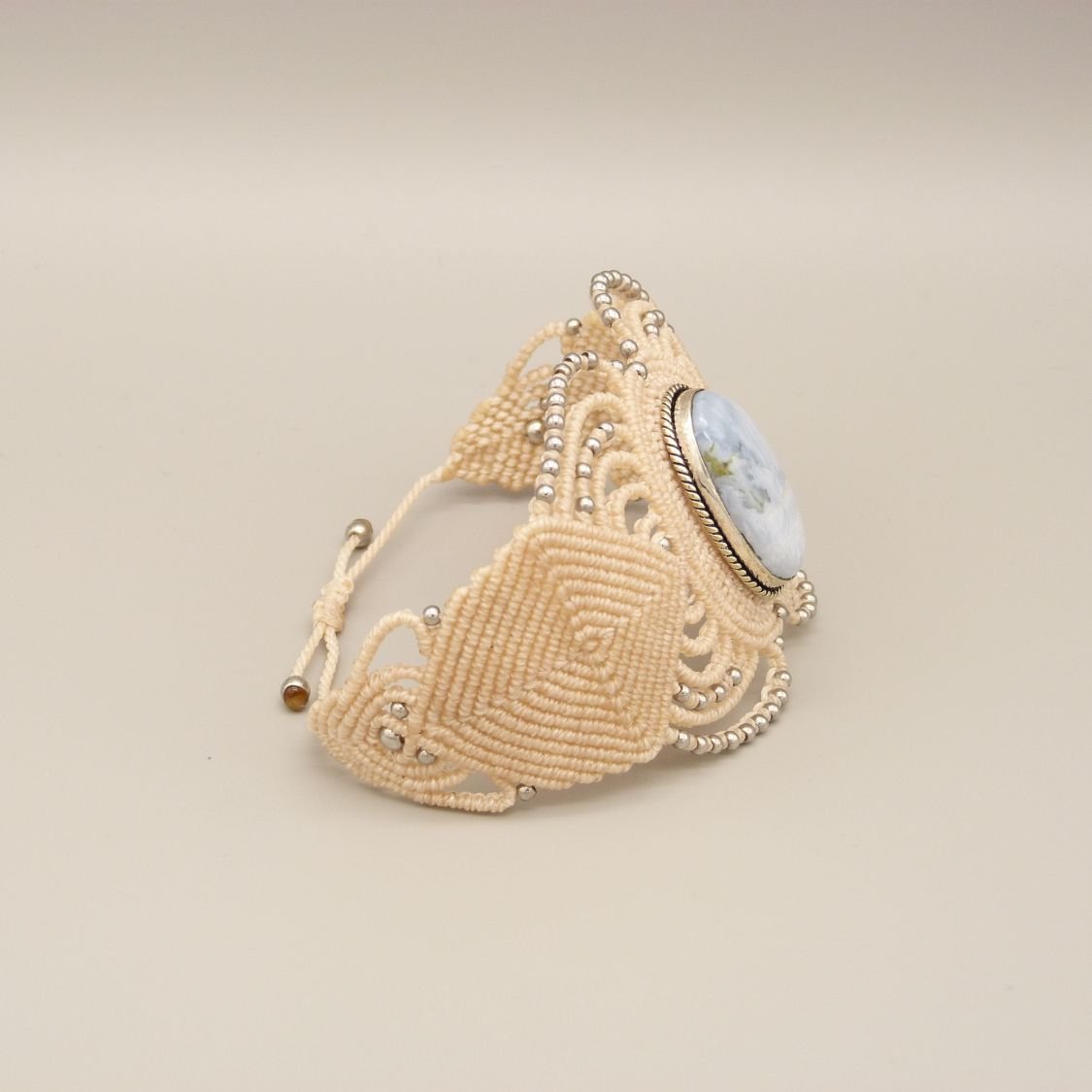 Licht beige micro-macramé armband met een agaatje