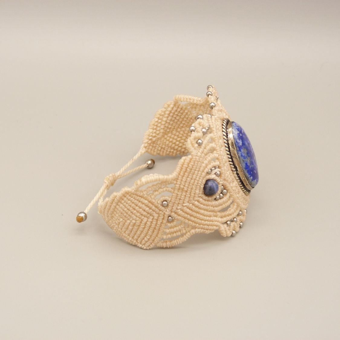 Lichtbeige micro-macramé armband met lapis lazuli