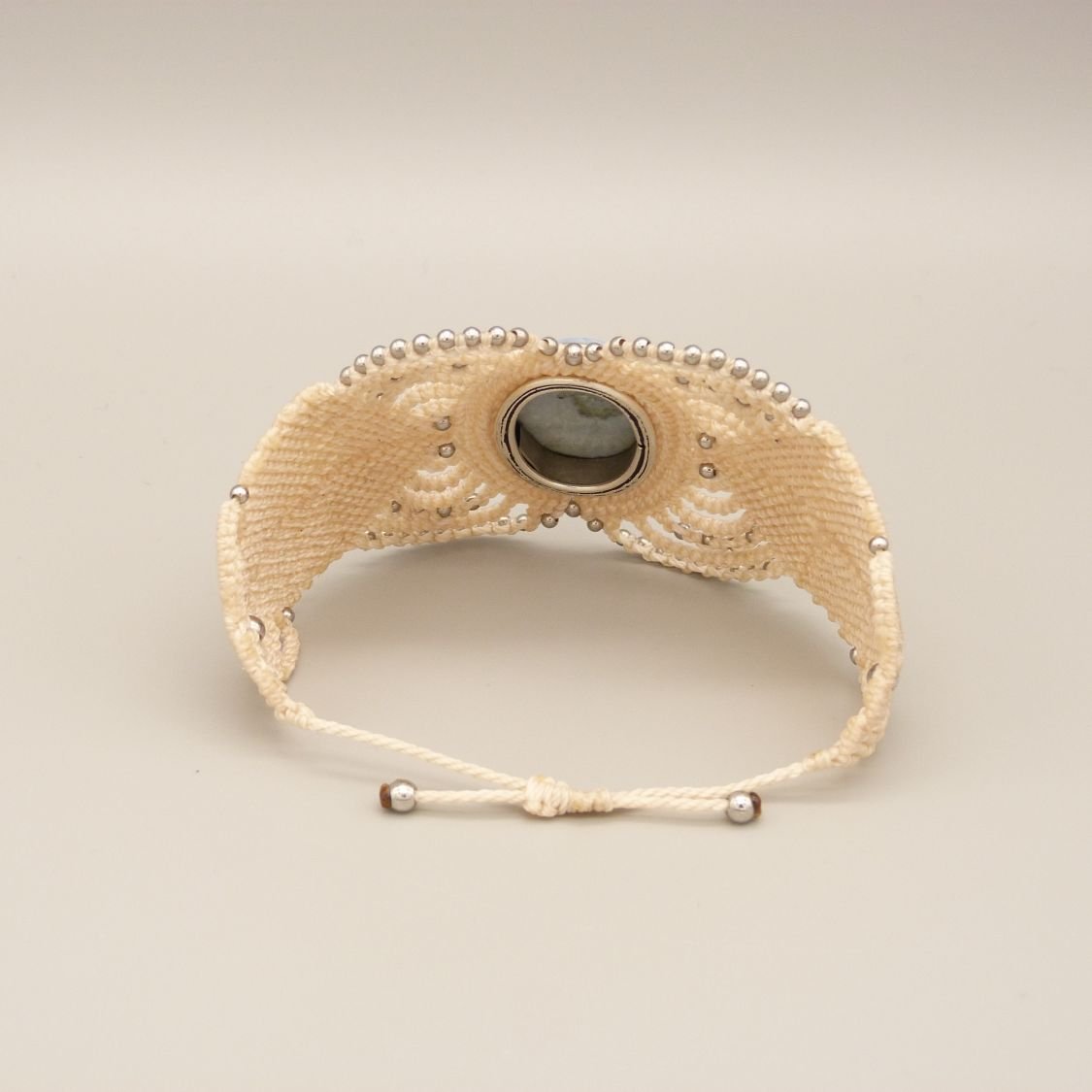 Licht beige micro-macramé armband met een agaatje