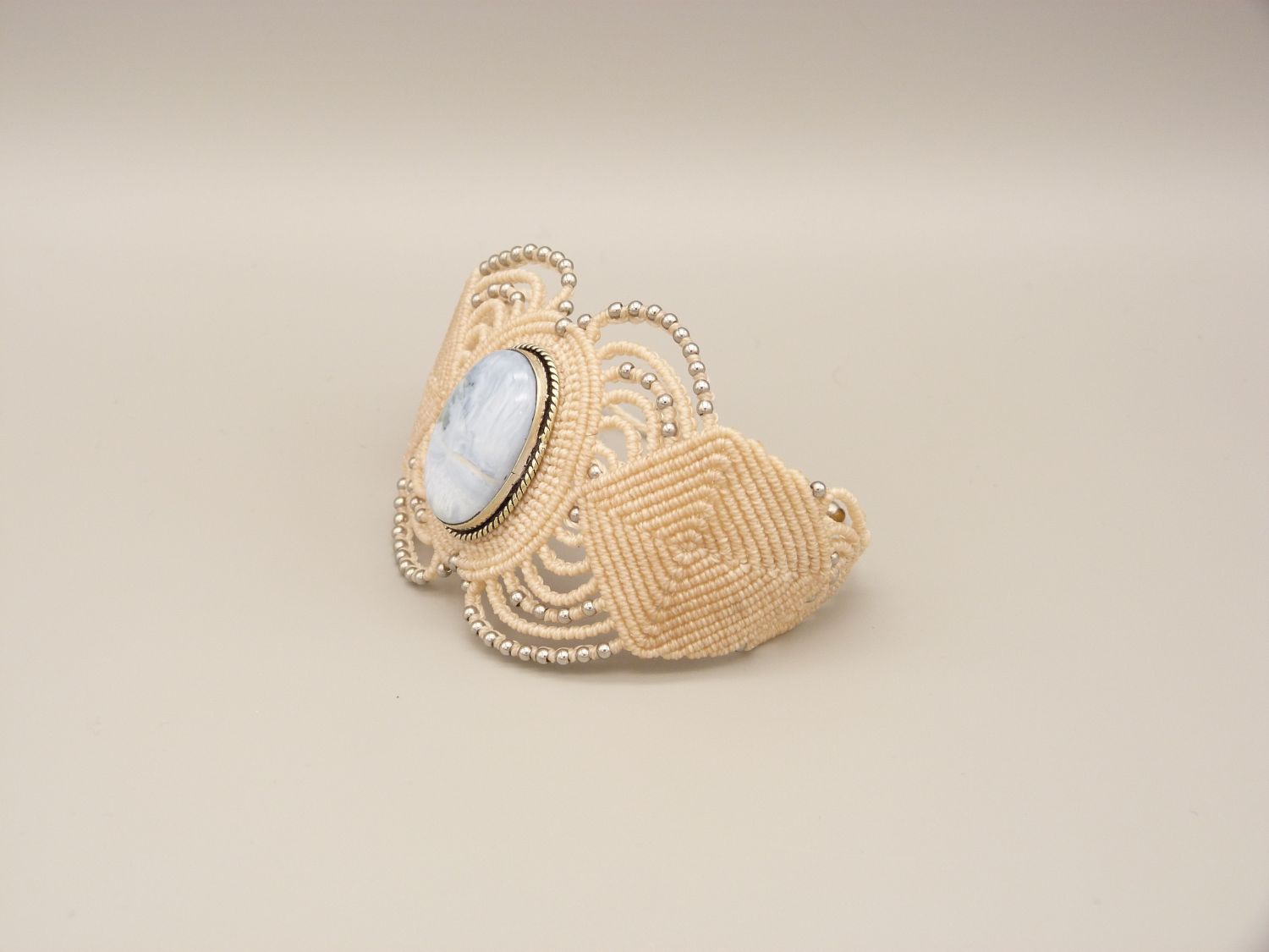Licht beige micro-macramé armband met een agaatje