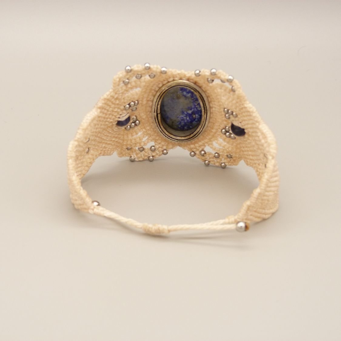 Lichtbeige micro-macramé armband met lapis lazuli