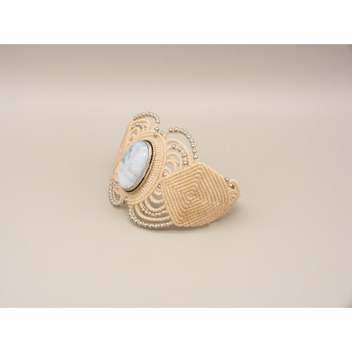 Licht beige micro-macramé armband met een agaatje