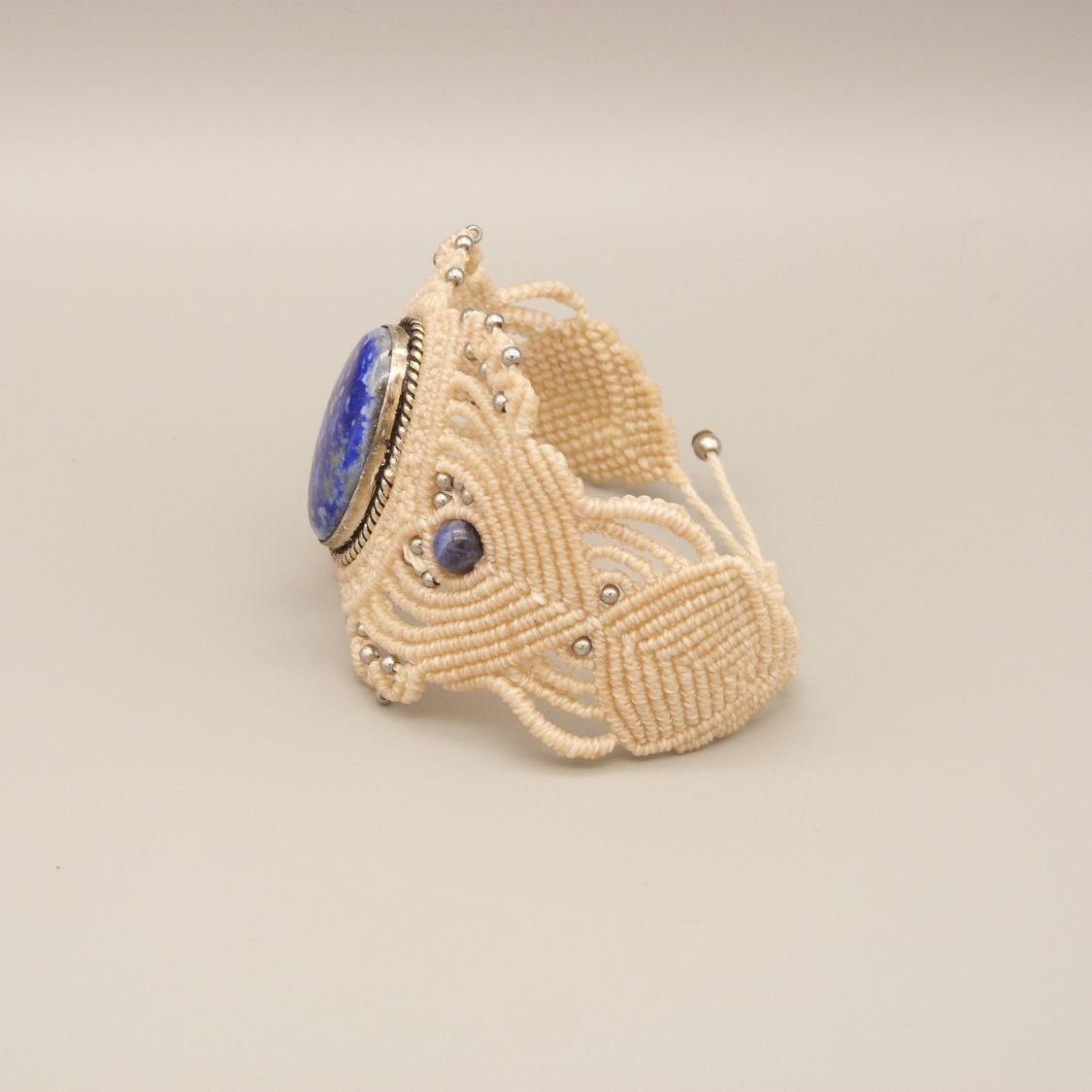 Lichtbeige micro-macramé armband met lapis lazuli