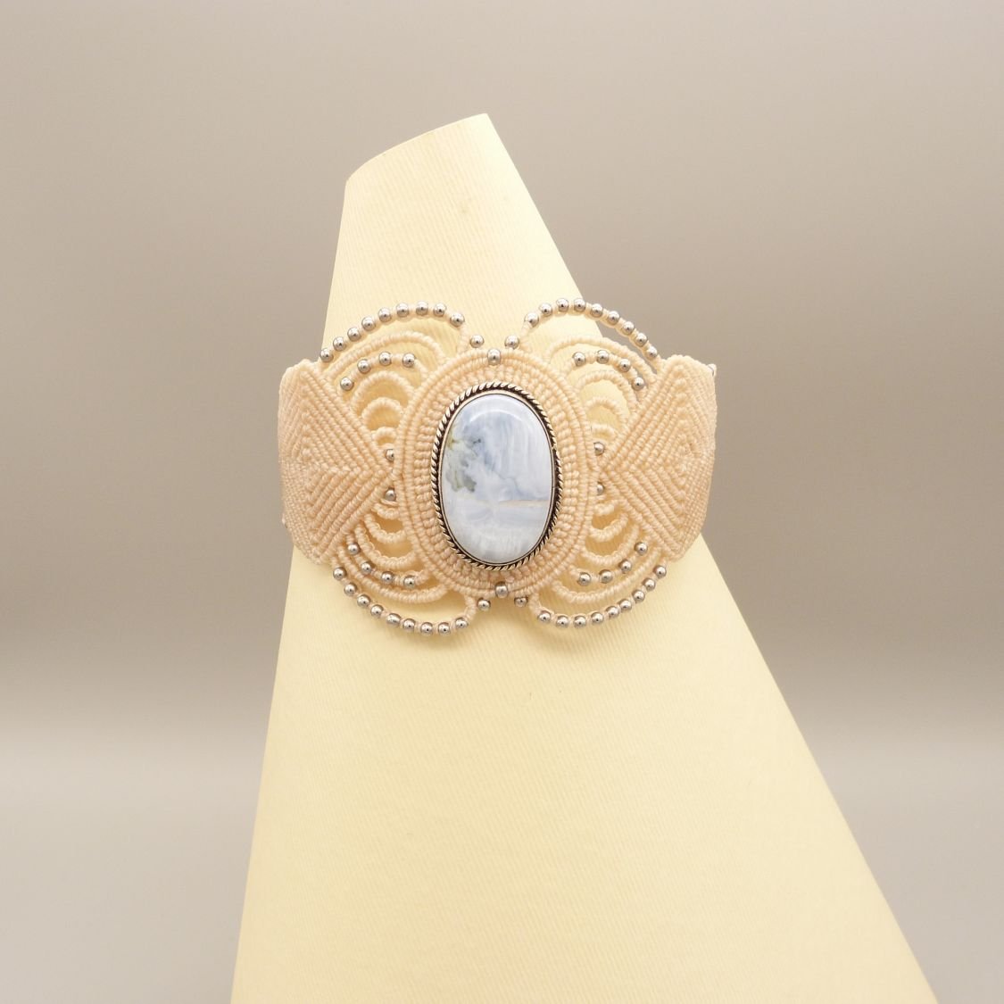 Licht beige micro-macramé armband met een agaatje