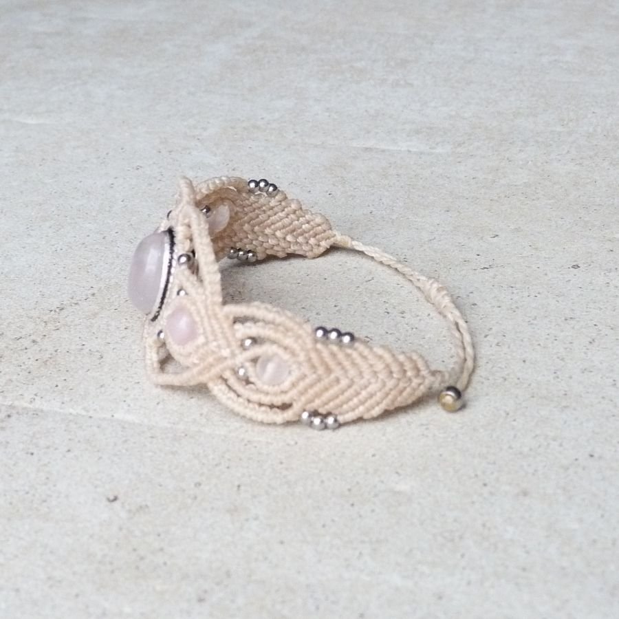 Off-white micro-macramé armband met een rozenkwarts steen