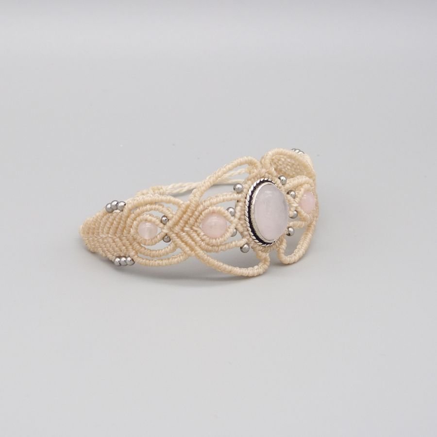 Off-white micro-macramé armband met een rozenkwarts steen