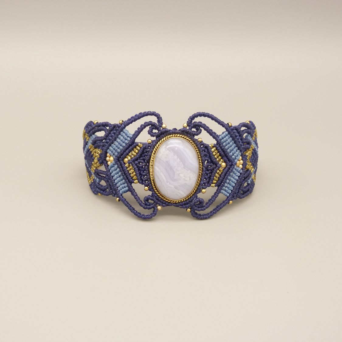 Middernachtblauwe micro-macramé armband met een lintagaat gezet in goudkleurig metaal