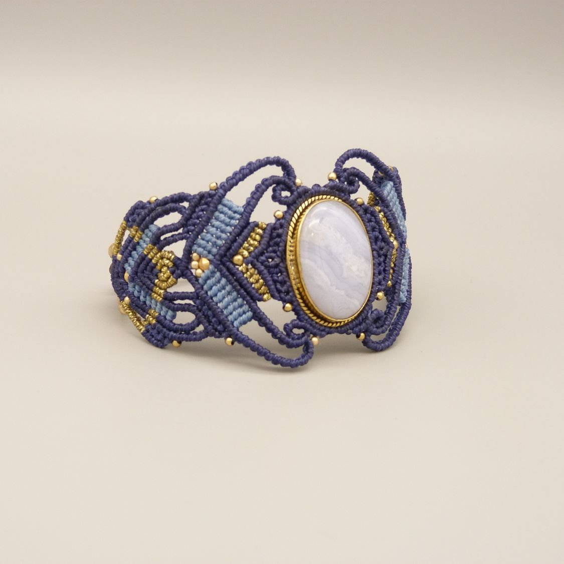 Middernachtblauwe micro-macramé armband met een lintagaat gezet in goudkleurig metaal