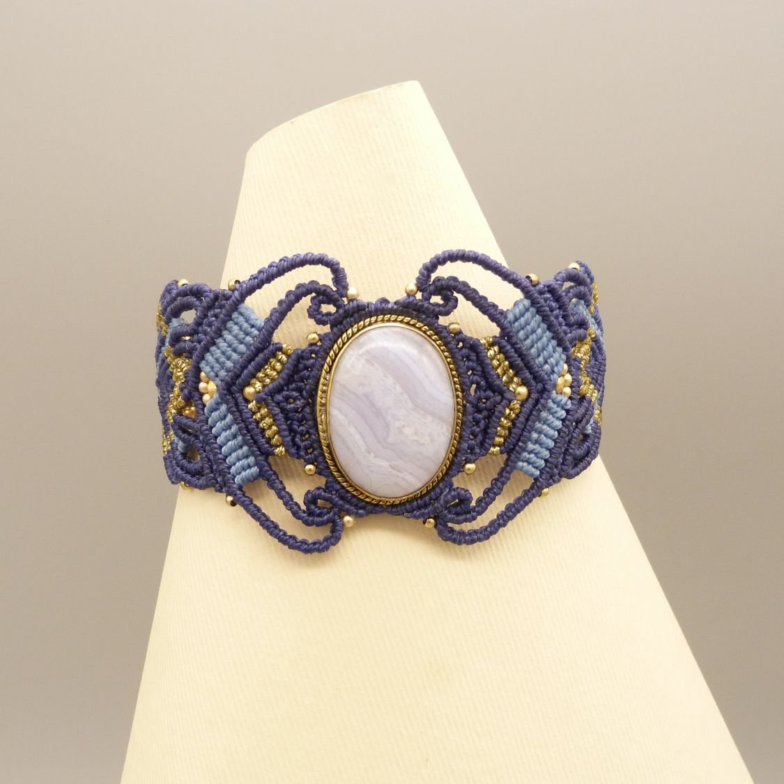Middernachtblauwe micro-macramé armband met een lintagaat gezet in goudkleurig metaal