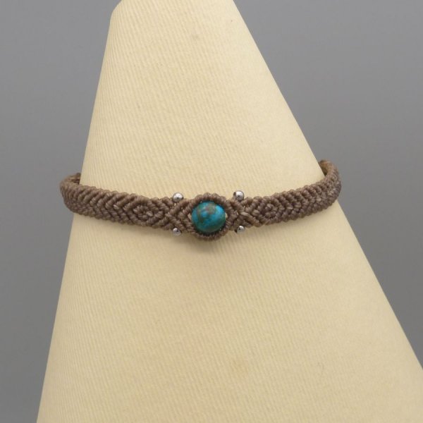 Bracelet en micro-macram&eacute; couleur noisette avec une perle en chrysocolle