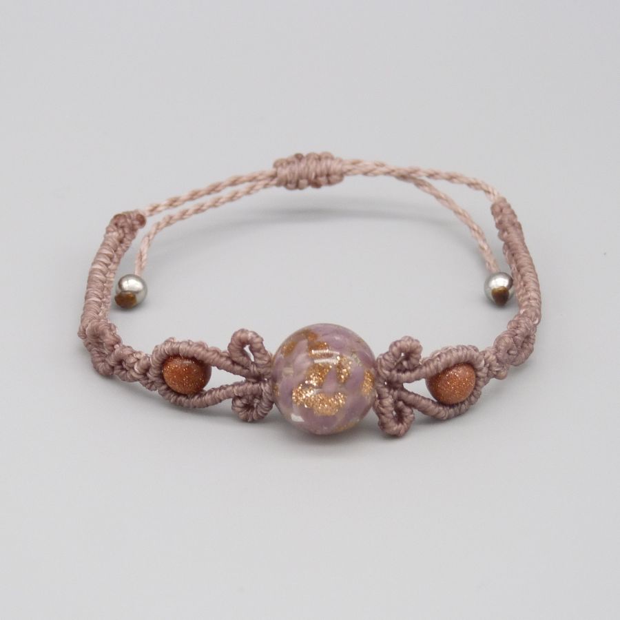 Micro macramé armband in taupe kleur met een glazen kraal