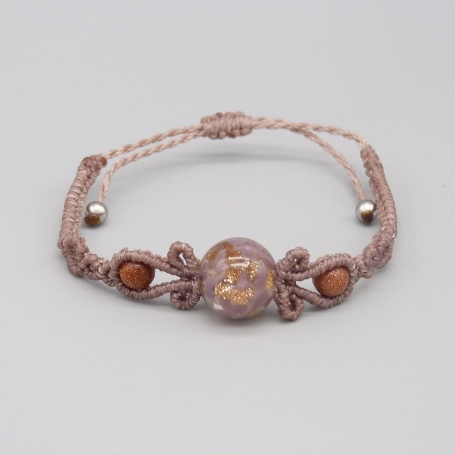 Micro macramé armband in taupe kleur met een glazen kraal