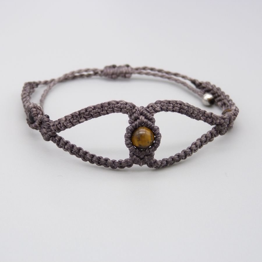 Paarse micro-macramé armband met drie tijgeroog kralen