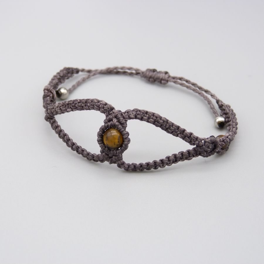 Paarse micro-macramé armband met drie tijgeroog kralen