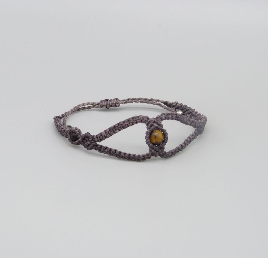 Paarse micro-macramé armband met drie tijgeroog kralen