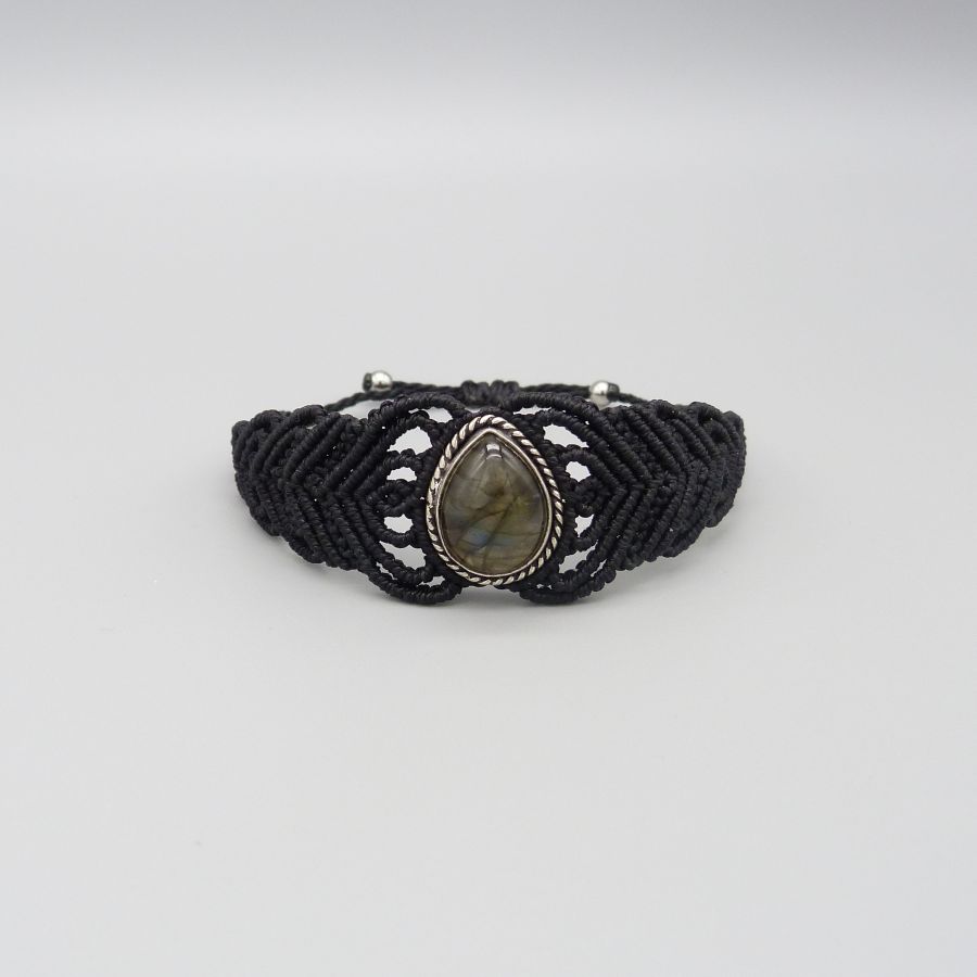 Zwarte micro-macramé armband met een labradoriet gezet in het midden