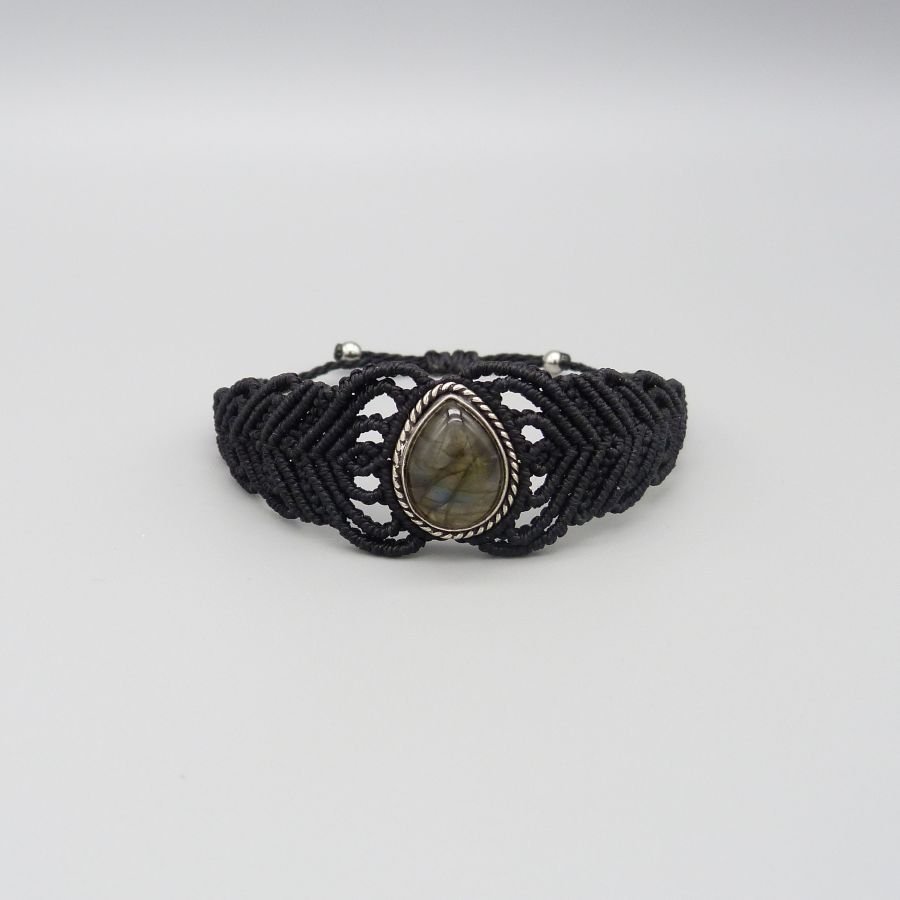 Zwarte micro-macramé armband met een labradoriet gezet in het midden