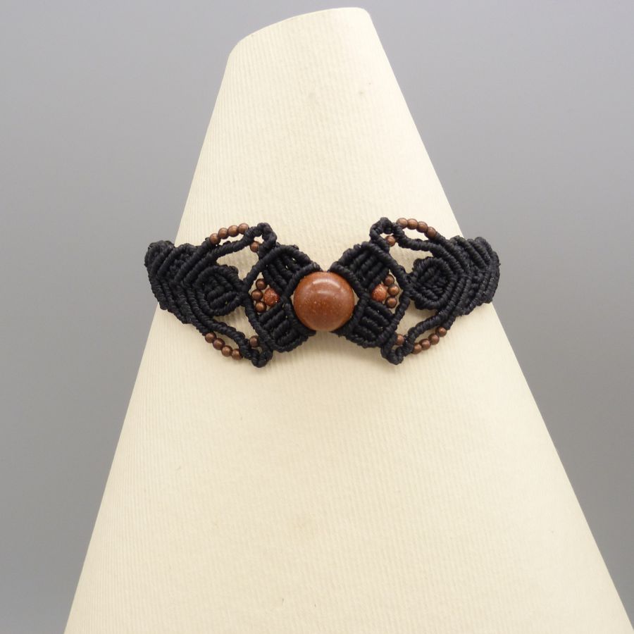 Zwarte micro-macramé armband met een centrale "sunstone" kraal