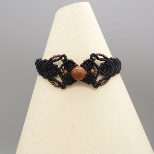 Zwarte micro-macram&eacute; armband met een centrale "sunstone" kraal