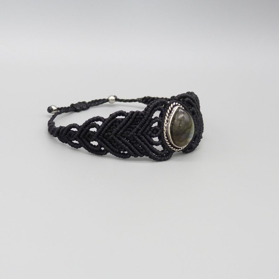 Zwarte micro-macramé armband met een labradoriet gezet in het midden