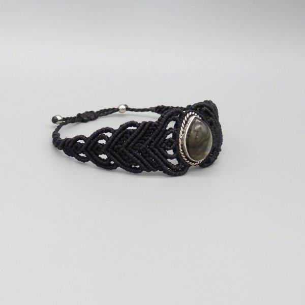 Zwarte micro-macram&eacute; armband met een labradoriet gezet in het midden